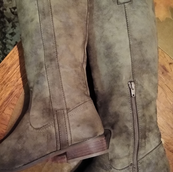 Boots - Picture 3 of 3